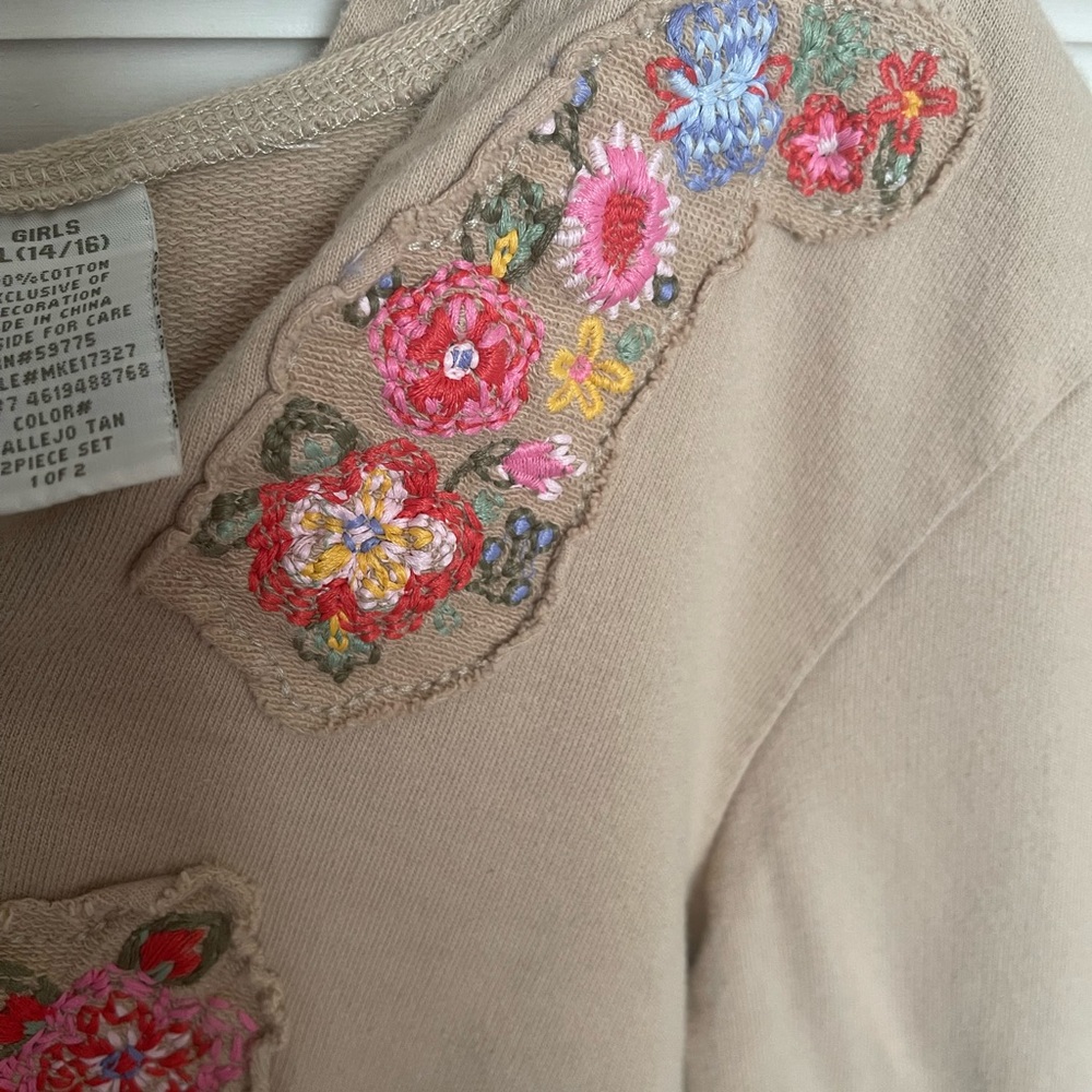 Cropped shirt with button and flowers - Picture 6 of 12